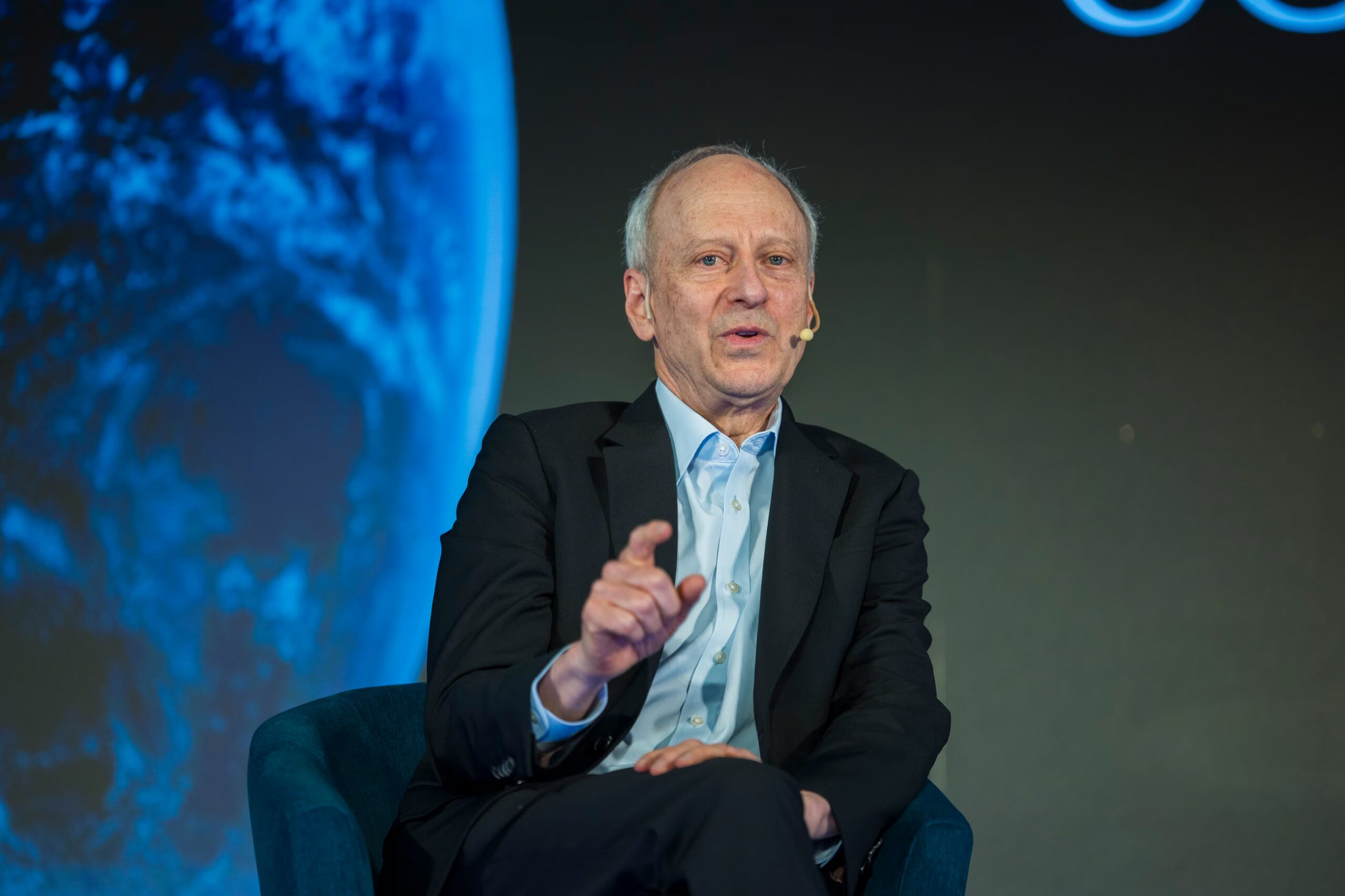 Michael J. Sandel insta a la izquierda a priorizar la dignidad laboral