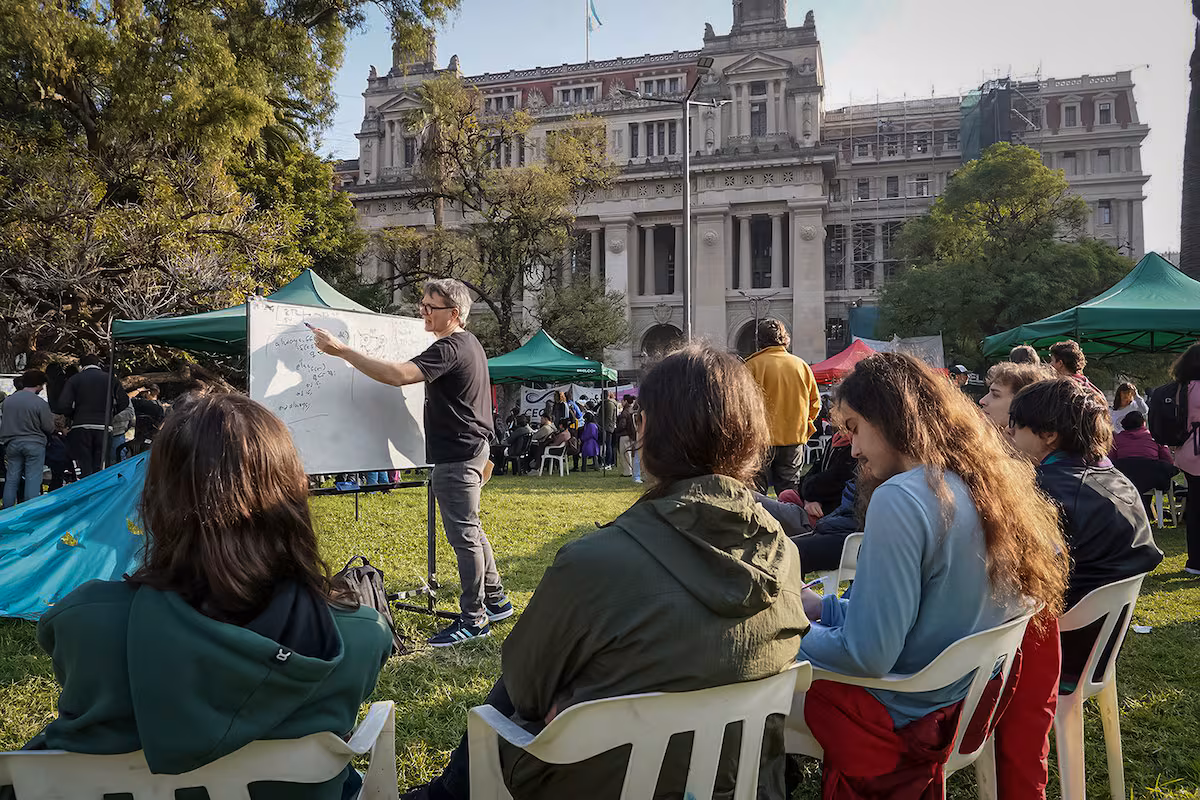 Protestas estudiantiles y huelgas de profesores marcan el reclamo contra Milei