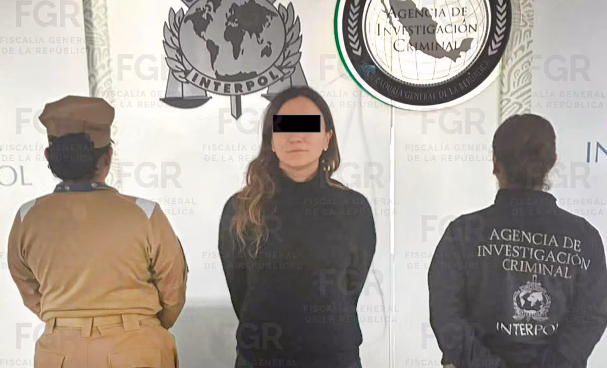 Detienen a Gilda Susana Lozoya, hermana de Emilio Lozoya, en el AICM