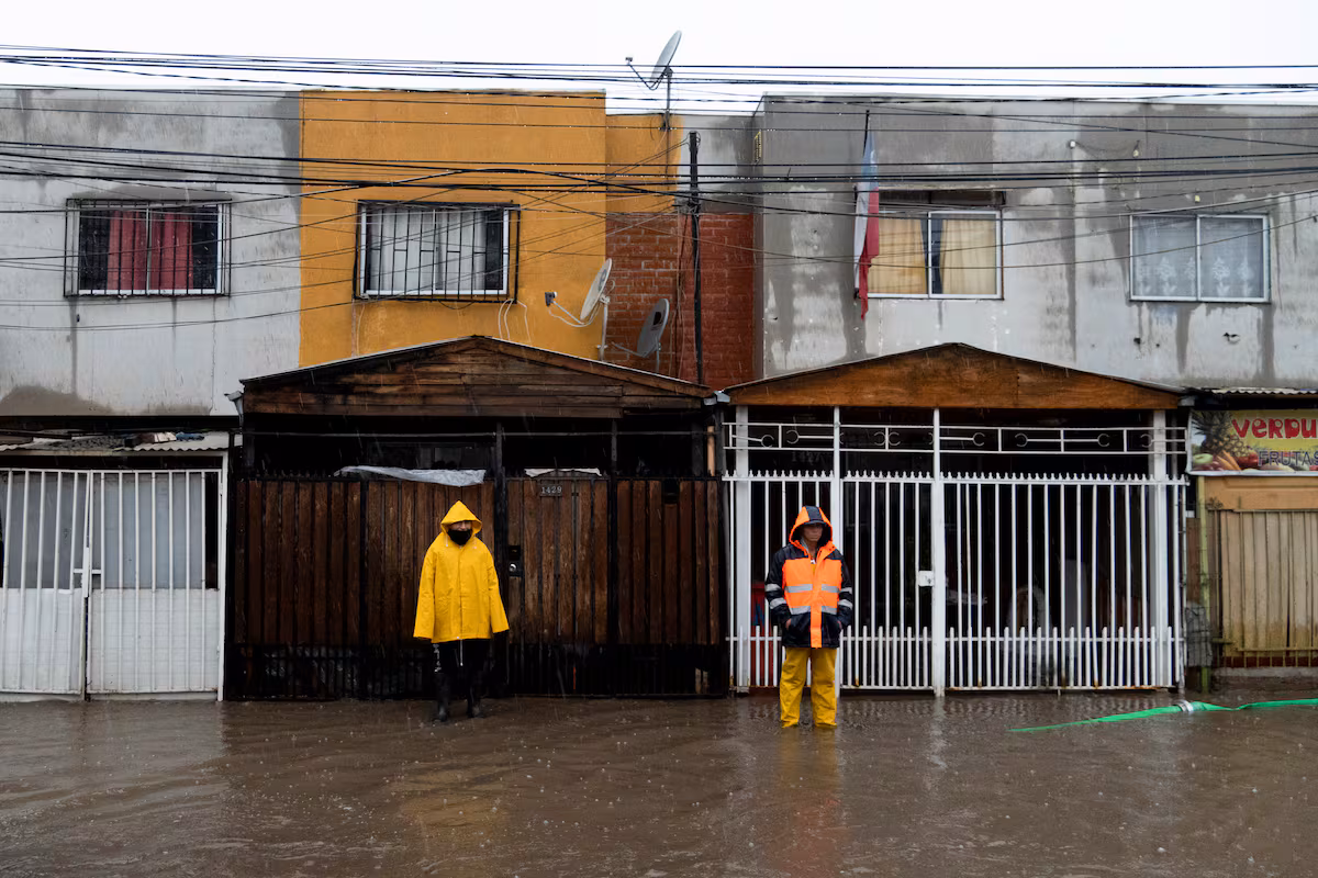 Más de 230,000 sin luz en Chile: evacuaciones por marejadas en Biobío